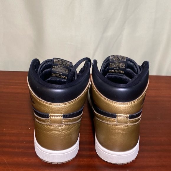 Nike Air Jordan Retro High OG (DZ5485-071) Black Metallic Gold Mens 8.5 - Picture 2 of 7
